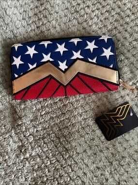 Bioworld Wonder Woman Zip Wallet - Blue, Red & Gold